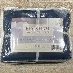 NEW Beckham Hotel Collection Full/Queen Lightweight Down Alternative Comforter